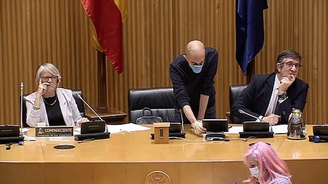 Una diputada de ERC luce en el Congreso un cartel contra Vox camuflado en su agenda