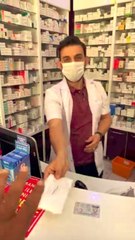 Türkiye aşığı Fransız'dan marketten sonra eczaneden kimlikle maske alma videosu