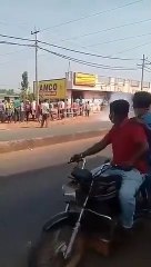 ஒயின் ஷாப்பை திறப்பிற்கு பட்டாசு வெடித்து அட்டகாசத்தில் ஈடுபட்ட குடிமகன்கள் - வீடியோ