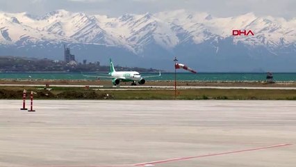 SUUDİ ARABİSTAN'DAN GELEN 150 KİŞİLİK TÜRK KAFİLESİ YURTLARA YERLEŞTİRİLMEK ÜZERE HAVALİMANINDA-1