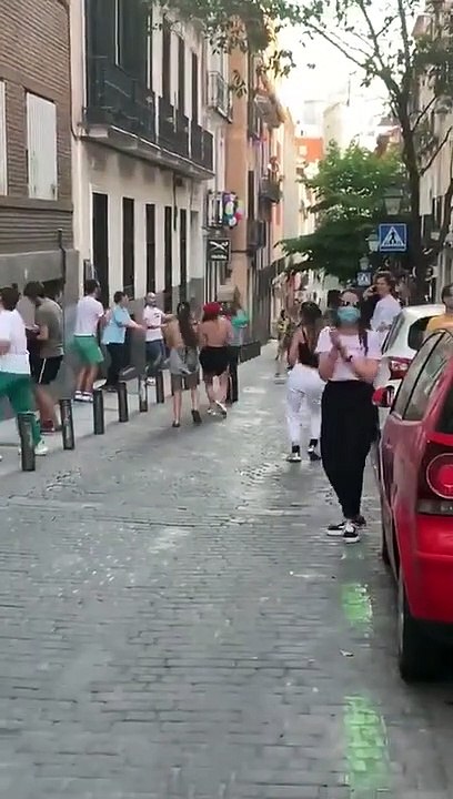 El vídeo de la vergonzosa fiesta de los vecinos de Malasaña en pleno ‘estreno’ de la desescalada
