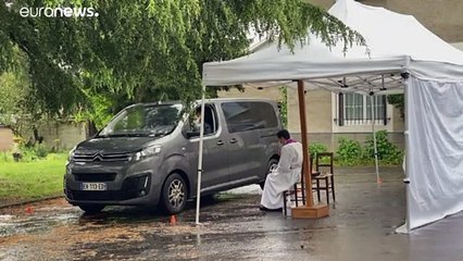 شاهد: "الاعتراف سيرا" بالذنوب للكاهن دون الخروج من السيارة في فرنسا بسبب كوفيد-19