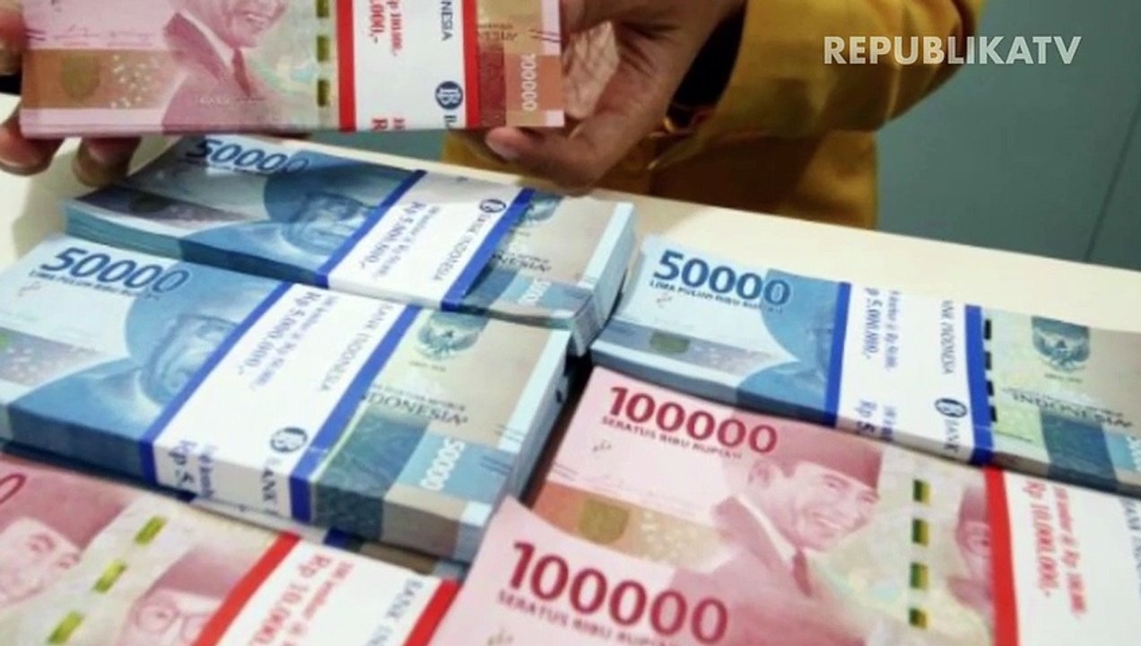 Teller menghitung uang rupiah, ilustrasi.