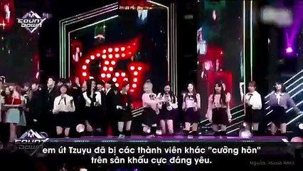 TWICE giành cúp tuần thứ 2 trước EXO, Tzuyu được các thành viên hôn tới tấp vì lý do cực xúc động