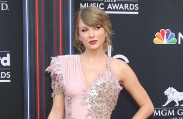 Taylor Swift presenteia fã enfermeira em seu aniversário
