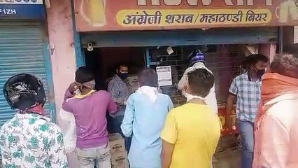 शराब की दुकानों पर उड़ी सामाजिक दूरियों की धज्जियां