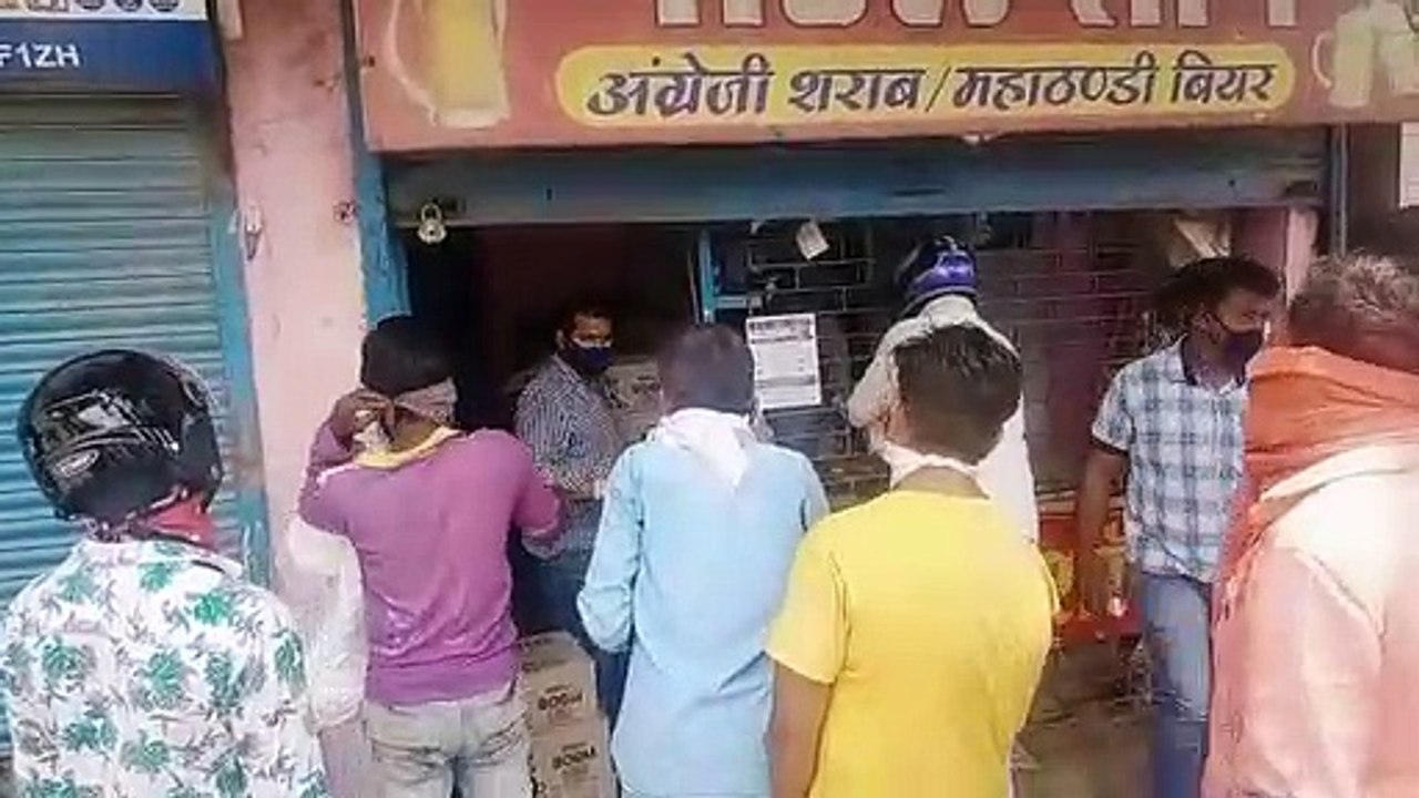 शराब की दुकानों पर उड़ी सामाजिक दूरियों की धज्जियां