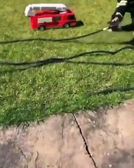 La vidéo la plus mignonne du moment vous montre comment motiver un enfant à vous aider