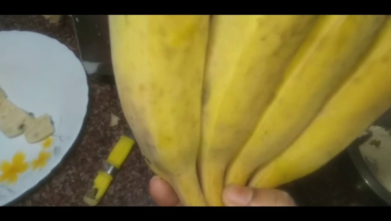 আপনারা তো অনেক পকোড়া খেয়েছেন, কখনো পাকা কলার পকোড়া খেয়েছেন? Ripe banana pakora Housewife Express