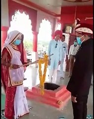 ये शादी सोशल डिस्टेंसिंग वाली! देखिए कैसे वर-वधु ने पहनाई एक दूसरे को वरमाला