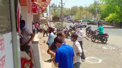 शराब की दुकानों पर लगी मदिरा प्रेमियों की कतार