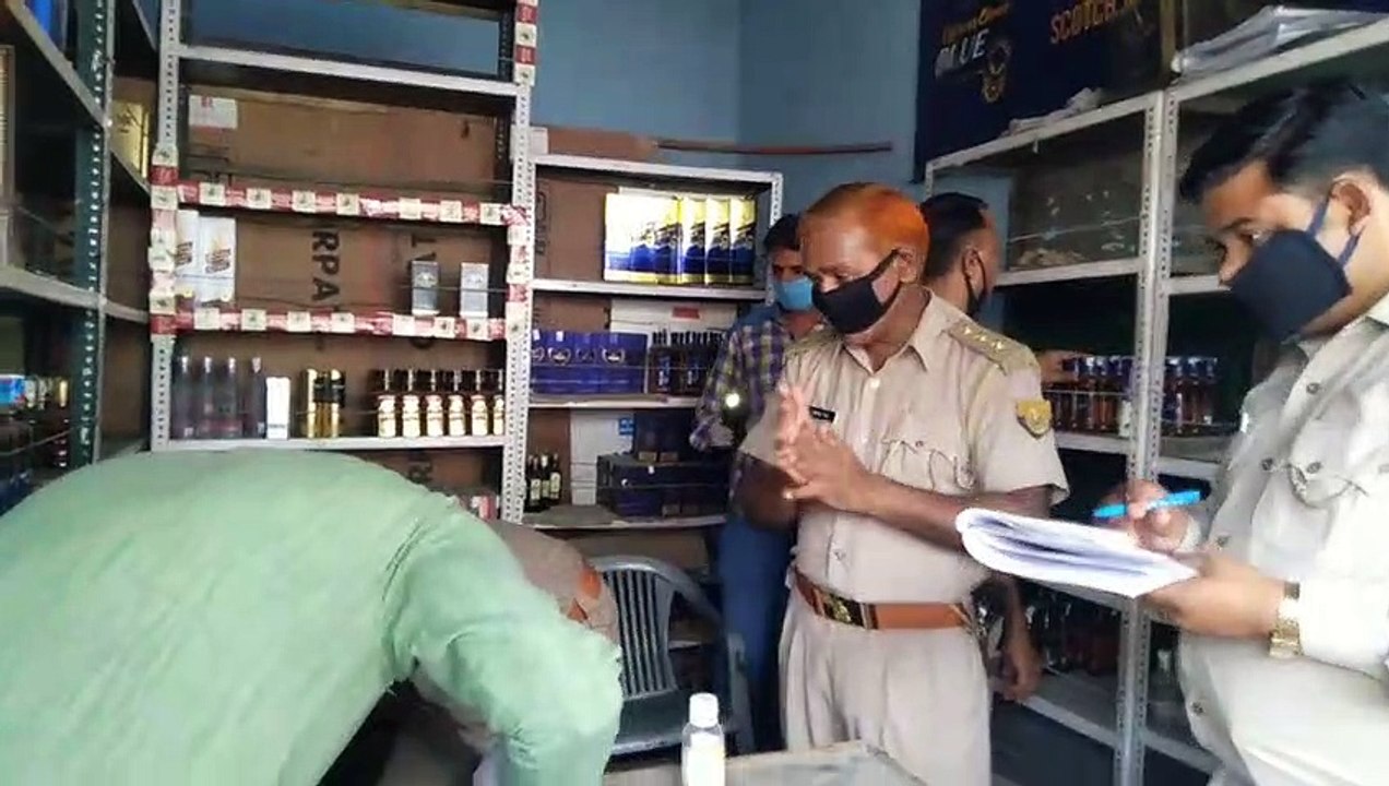 डीएम के निर्देश के बाद खुले शराब के ठेके, ठेके के बाहर लगी लाइन