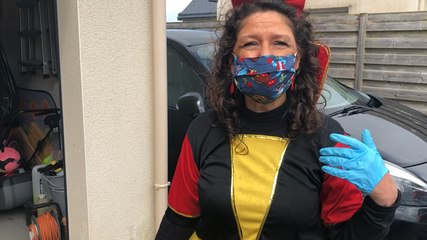 Masquée et déguisée, elle livre ses chaussures aux familles