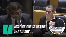 Vox pide que se retire una agenda con pegatinas