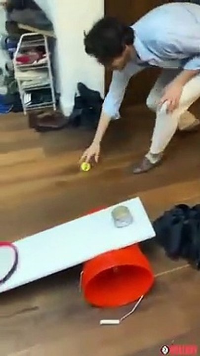 Ce jeune homme construit  la machine de Rube Goldberg mais n'a pas réussi son coup