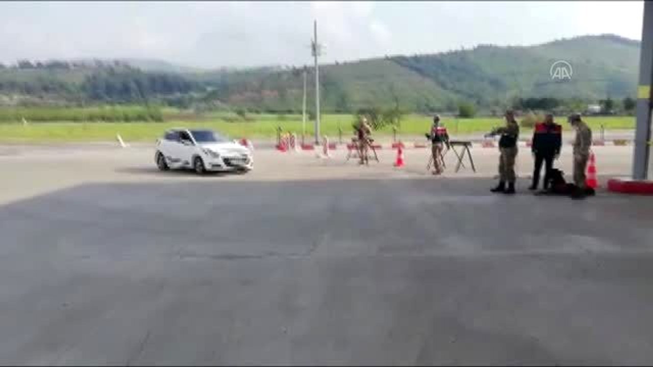 Otomobilin hava filtresine saklanmış esrar ele geçirildi