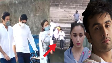 ரிஷி கப்பூர் அஸ்தியை குடும்பத்துடன் கரைத்த ரண்பீர் கபூர் 💐