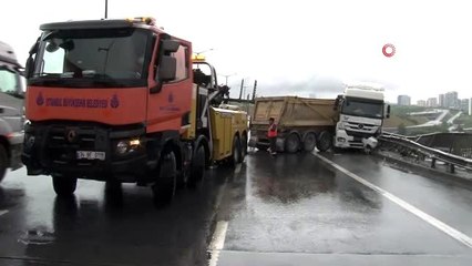TEM Otoyolu Eyüpsultan Akşemsettin Viyadüğü üzerinde bir hafriyat kamyonu kontrolden çıkarak...