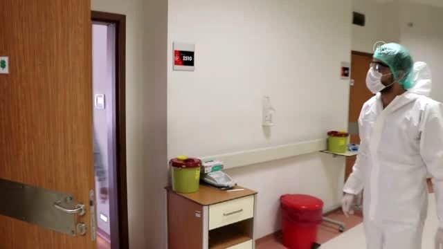 Kovid-19'u yenen 5 kişi sağlık çalışanlarının alkışlarıyla taburcu oldu