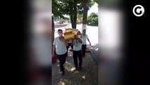 Rodoviários levam caixão para protesto contra atraso de salários