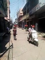 लॉकडाउन से मजबूर होकर सब्जी बेचने निकले मासूम बच्चे
