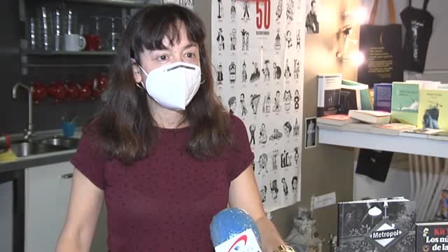 Aperturas de librerías con cita previa entre botes de gel, guantes y mamparas