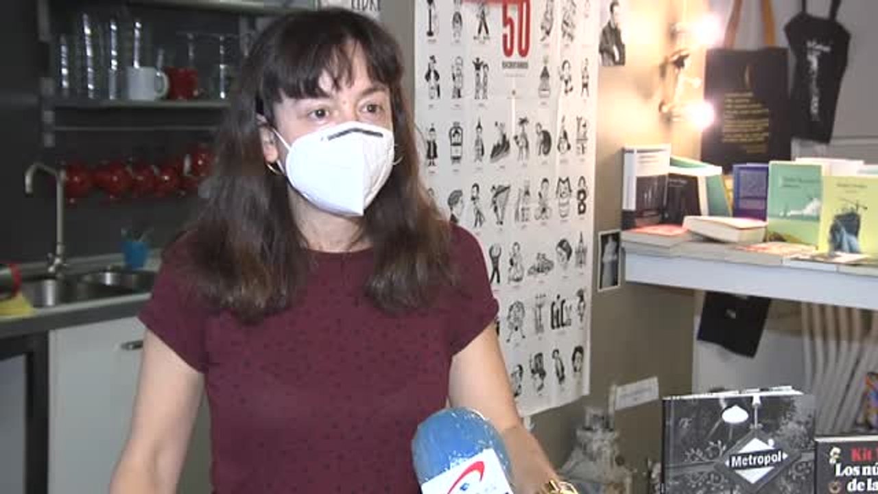 Aperturas de librerías con cita previa entre botes de gel, guantes y mamparas