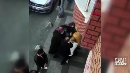 Kendilerini ayırmaya gelen kişiye tokat attılar