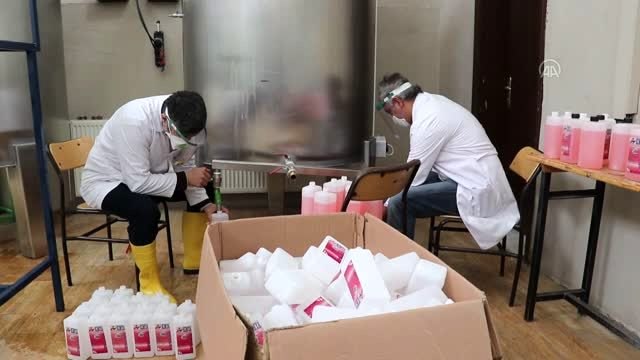 Meslek lisesi öğretmen ve öğrencileri dezenfektan üretiyor