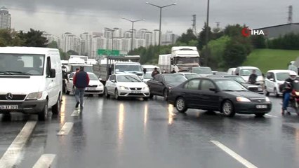 TEM'de kaza yapan hafriyat kamyonu trafiği felç etti