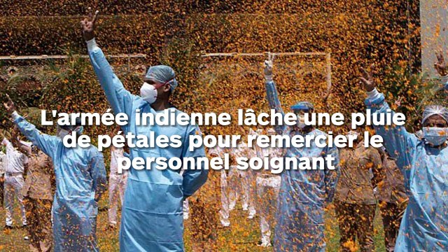 L'armée indienne lâche une pluie de pétales pour honorer le personnel soignant