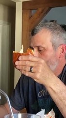 Son sandwich a la forme de ses dents du bonheur !