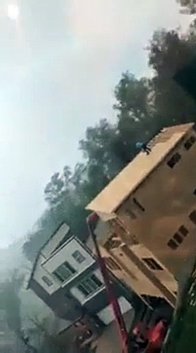 Des ouvriers se retrouvent piégés sur un toit en pleine tempête