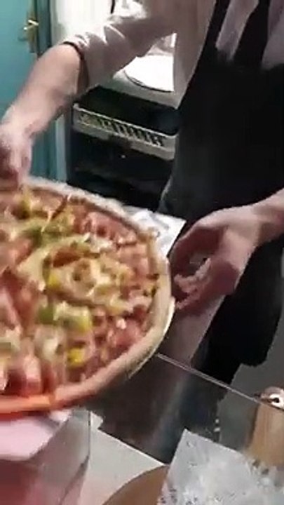 Rien ne vaut une bonne pizza... Sauf quand elle finit par terre