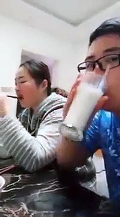 La blague qu'il fait à sa copine est très drôle : verre de lait et double paille