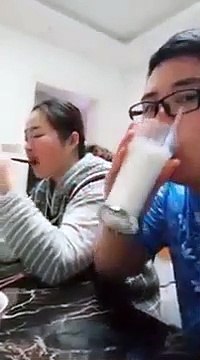 La blague qu'il fait à sa copine est très drôle : verre de lait et double paille