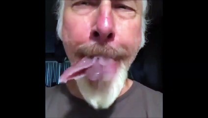 Il a une langue très bizarre