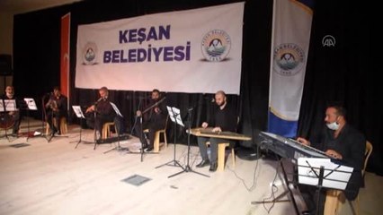 Semazenler maske takarak gösteri sundu