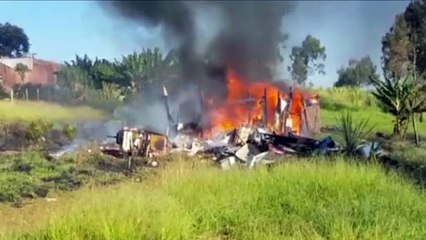 Incêndio em entulhos se alastra para residência, que fica destruída no Cascavel Velho