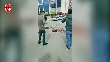 Esnaf feryat ederek ürününü yola döktü, zararını mahalleli karşıladı