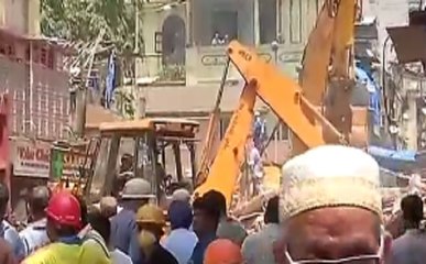 मुंबई में गिरी इमारत में फंसे लोगों का रेस्क्यू ऑपरेशन जारी