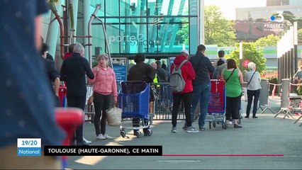"J'en achète avant qu'il n'y en ait plus" : les Français se ruent dans les supermarchés pour acheter des masques