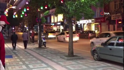 İftar sonrası vatandaşlar koronavirüsünü unutup kendilerini sokağa attılar