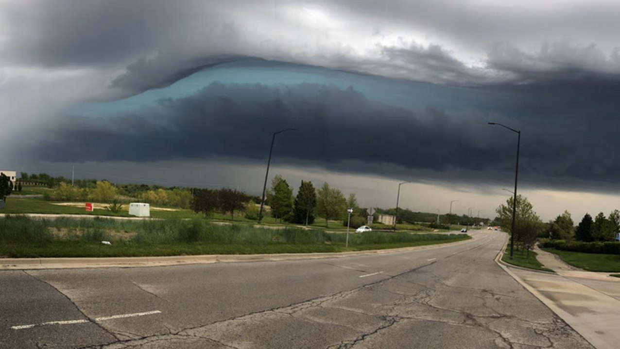 Stunning shelf cloud over Kansas