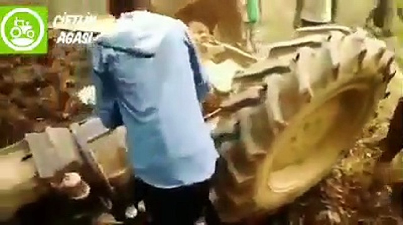 Acemi traktör şoförleri.