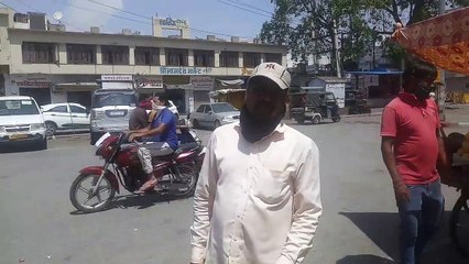 हलवाई, नाई बेचने लगे फल और सब्जी