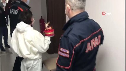 Karantina yurdundan kemanlı şarkılı doğum günü sürprizi