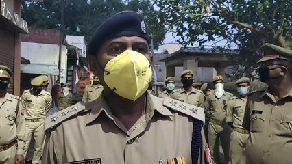 हरदोई: पुलिस के काम की तरीफ कर इलाकों में पुलिस अधिकारियो पर बरसाए फूल