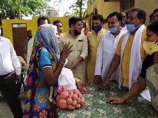 बसरेहर: सांसद और विधायक ने गरीबों को वितरण की राहत सामग्री