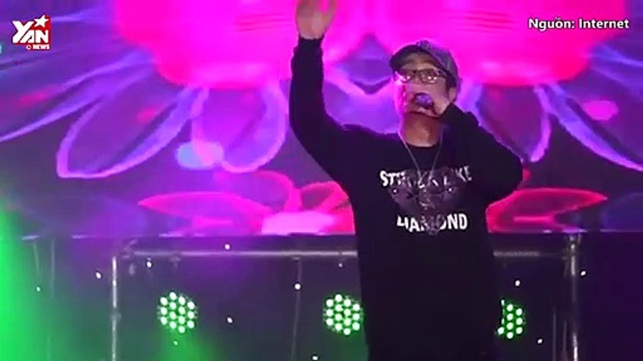 Bùi Anh Tuấn suýt khóc khi live HẸN MỘT MAI tại ĐH Văn Hiến, được fan ôm, tặng hoa tới tấp